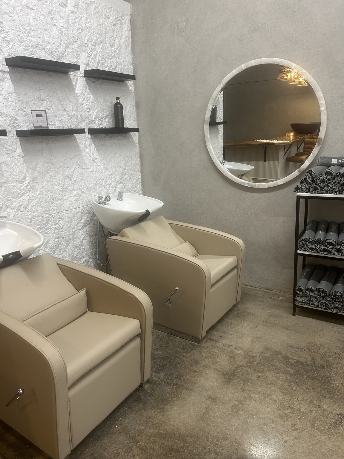 The shampoo area inside Rich Dill Studios